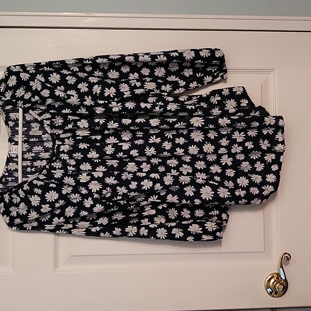 Scoop neck old navy flower top - Picture 2 of 6